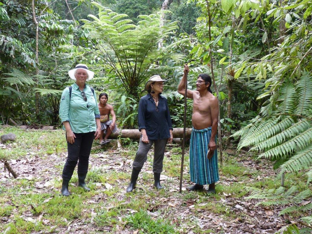 Margot Esser mit Gesichtsbemalung im Urwald in Begleitung einer Frau und zwei Ureinwohnern