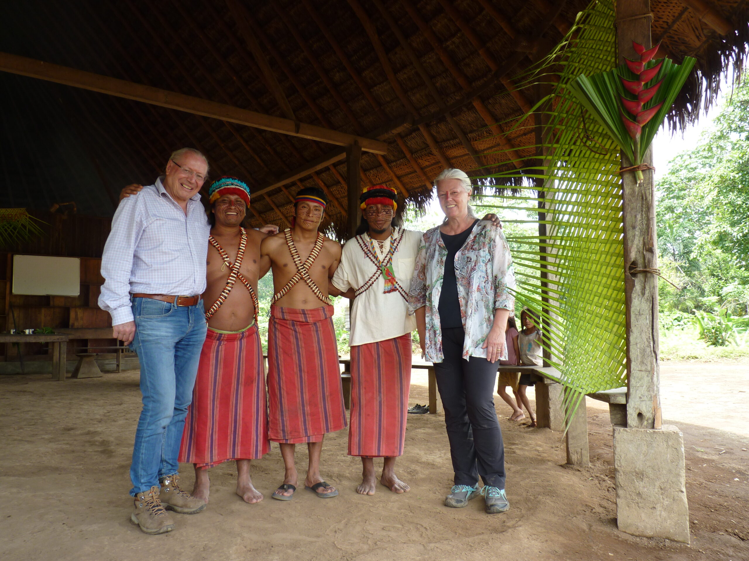 Margot Esser und ihr Partner mit zwei Ureinwohnern